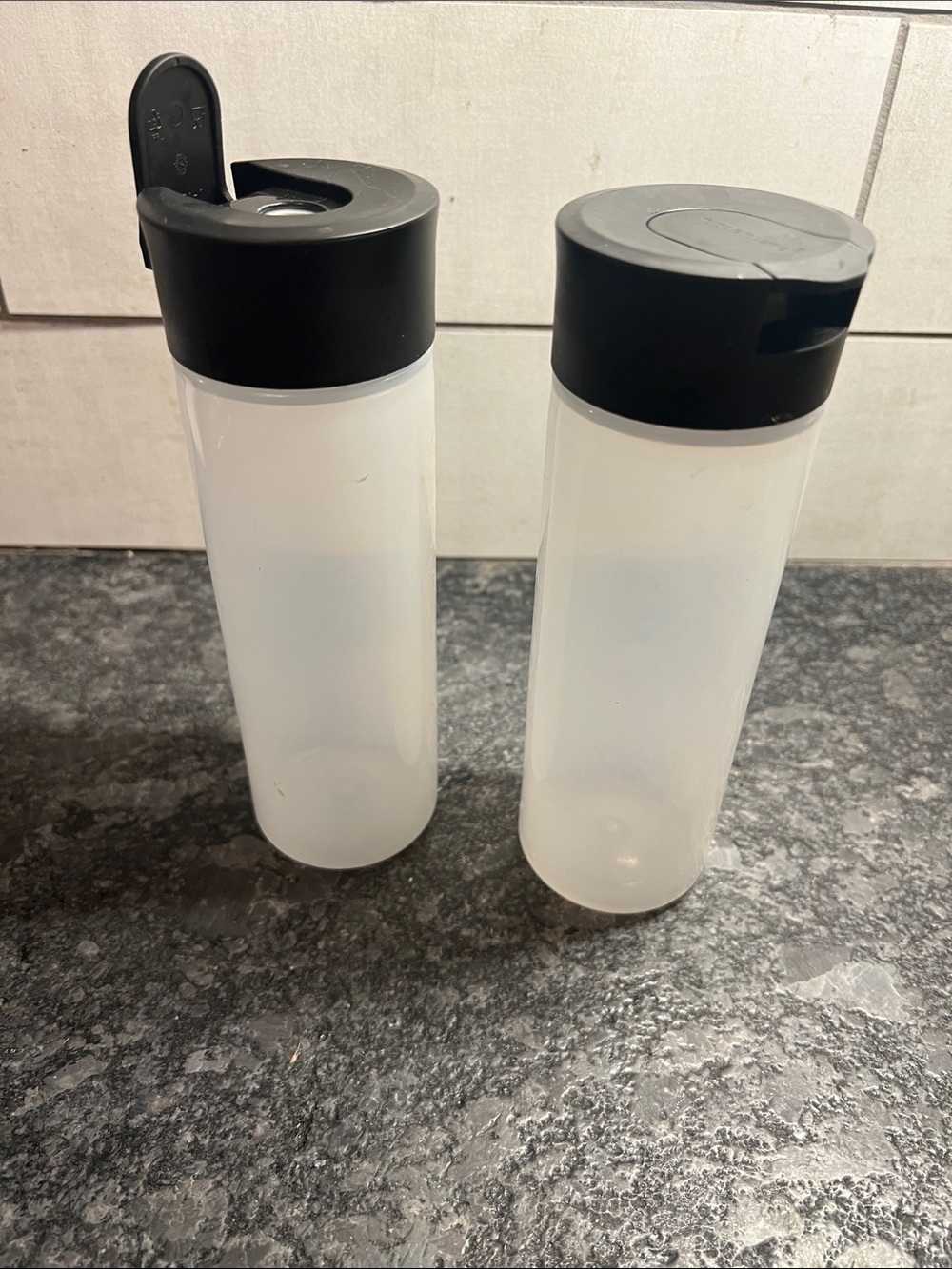 Tupperware Squeeze N Pour  Clear Plastic Shake & Pour Bottle with Black Flip Lid